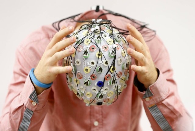 testperson-mit-eeg-kappe.jpg