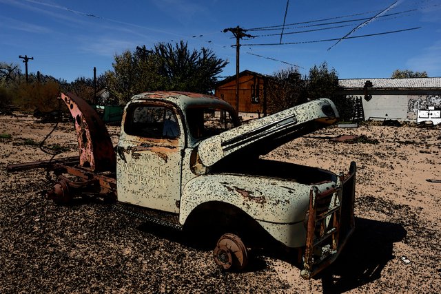 Abandoned_Old_Rusty_Car-cartoob).jpg