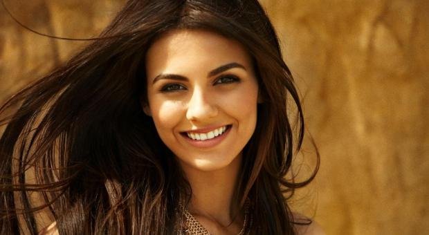 victoria-justice-beautiful-smile-full-wallpaper-hd-1768021835.jpg