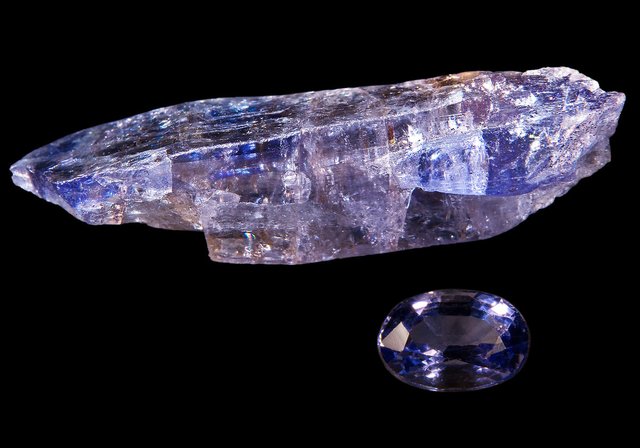 1200px-Zoïsite_(Tanzanite).jpg