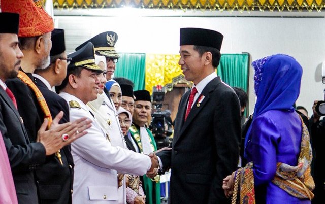 sebelum-bertolak-ke-turki-jokowi-salami-gubernur-ini_m_142490.jpeg