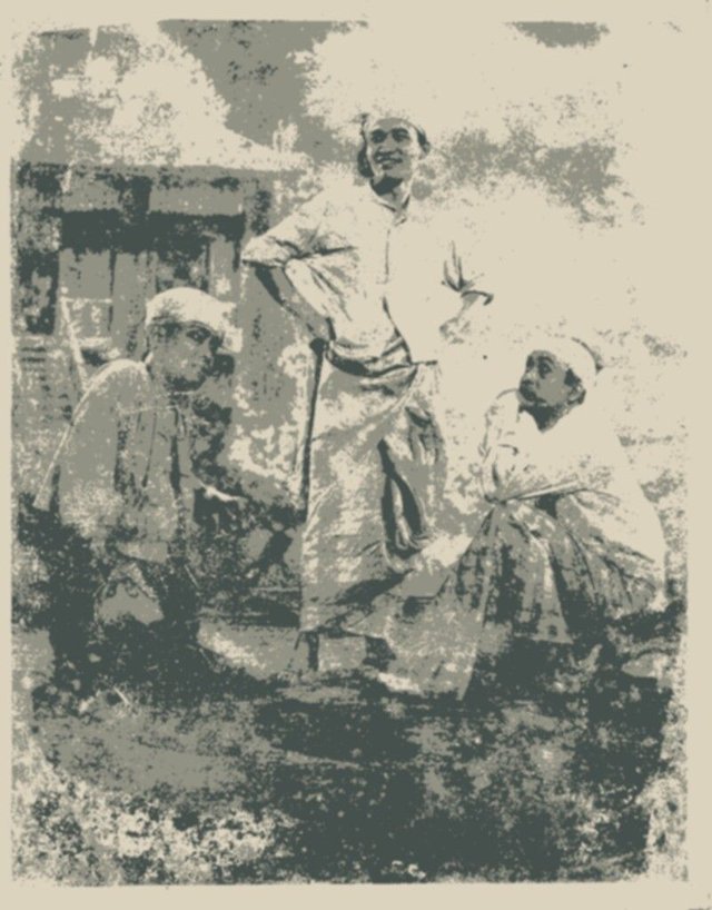 3-men-trad-costume013_1.jpg