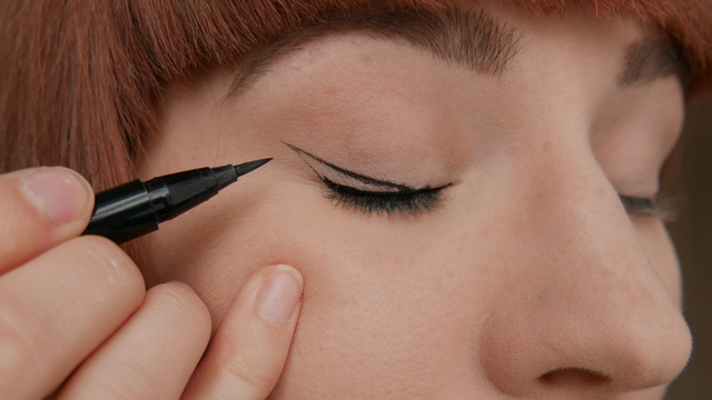 Winged eyeliner - connect -melissavandijkmakeuptutorials.png