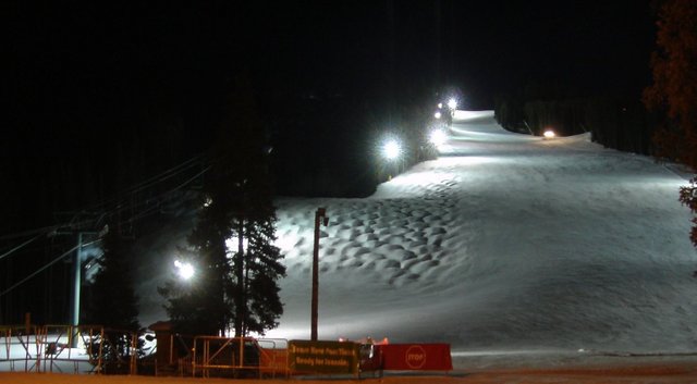 Night_skiing.jpg