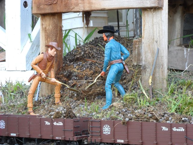 hauling manure 6-1-11 005.jpg