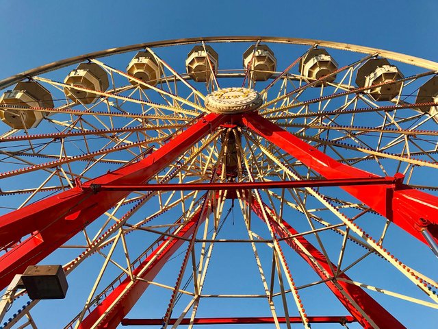 ferriswheelbelow.jpg