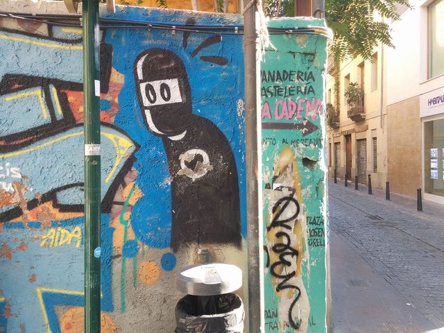 graffiti-valencia-spain-ninja-extraterrestre-love-amor-steemit-trenz (12).jpg