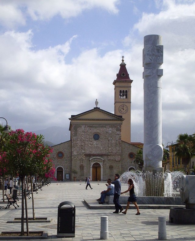 800px-Marina_di_Carrara_Piazza.JPG