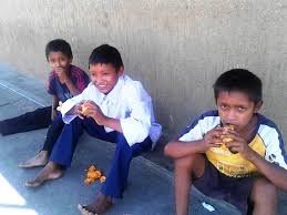 NIÑOS COMIENDO MANGO.jpg