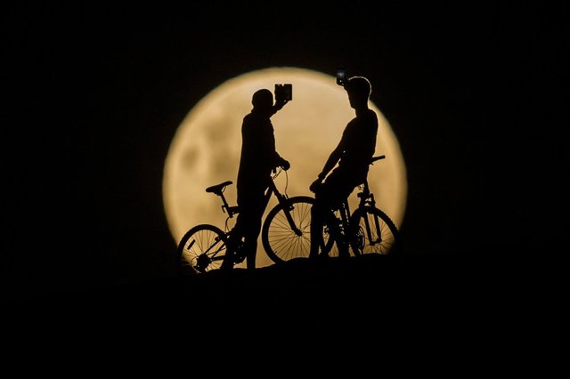 ciclista luna.jpg