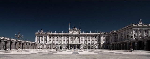 palacio_real_de_madrid_by_couleur.jpg