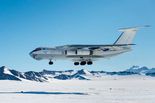 plane-landing-in-antarctica.jpg