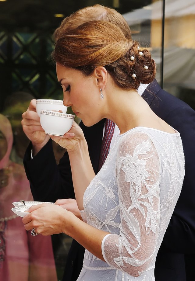 how-to-drink-tea-like-a-royal.jpg