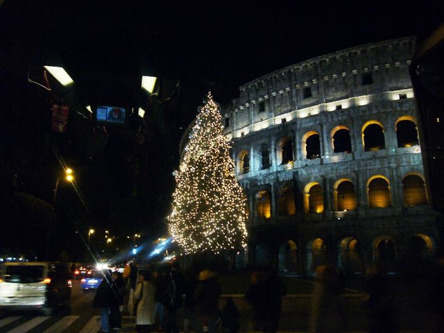 Celio_-_albero_di_Natale_al_Colosseo_1000332s.jpg