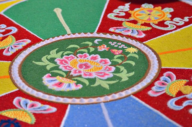 sand-mandala-tibetan-monks-14.JPG