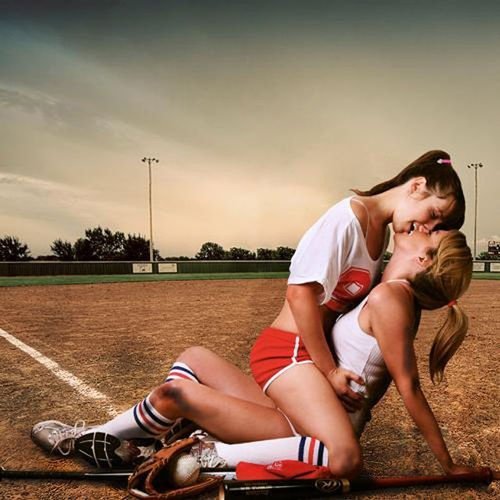 6b53b037417218ac2eb6572b796a687d--girls-kissing-girls-girls-fun.jpg