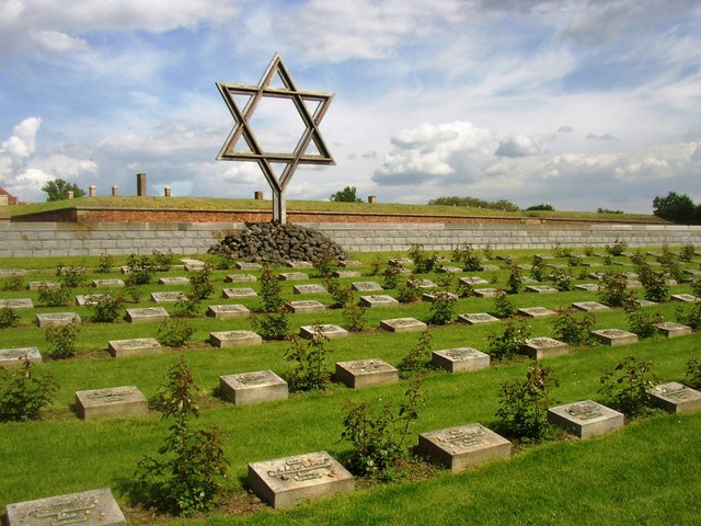 Terezin_CZ_Memorial_Cemetery_01.JPG