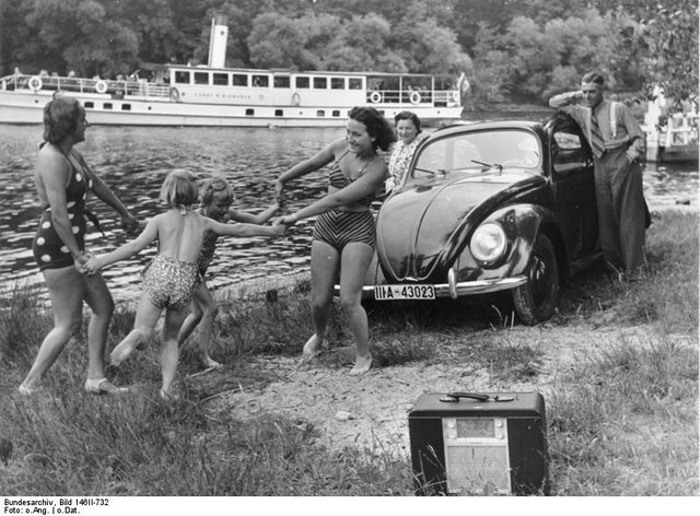 Bundesarchiv_Bild_146II-732,_Erholung_am_Flussufer.jpg