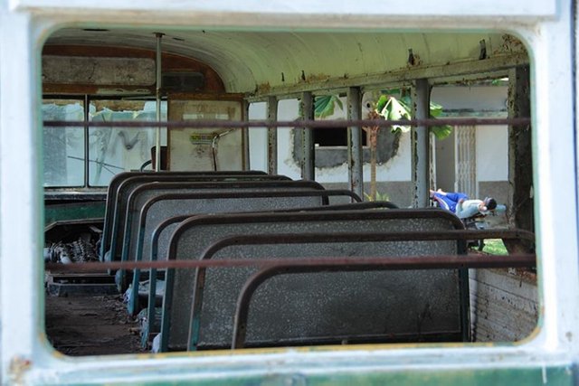 Bus-Robur-Hino-Japan-dilihat-dari-kaca-belakang-768x512.jpg