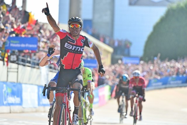 Greg-van-Avermaet-Paris-Roubaix-2017-sprint-salute-BMC-Racing-pic-ASO.jpg