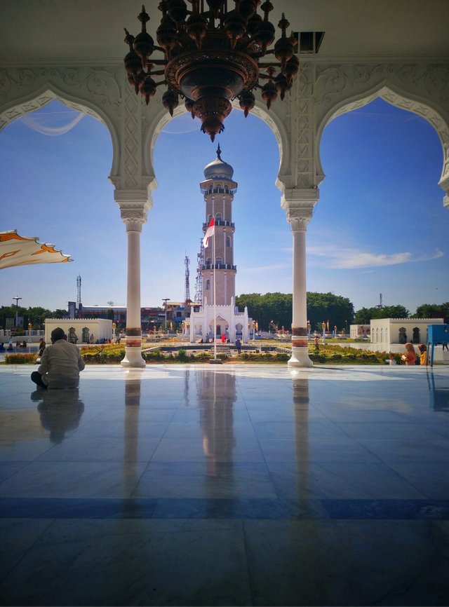 TERAS DEPAN MASJID RAYA BAITURRAHMAN.jpg