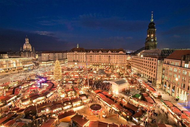 1280px-Striezelmarkt_2009_00950.jpg