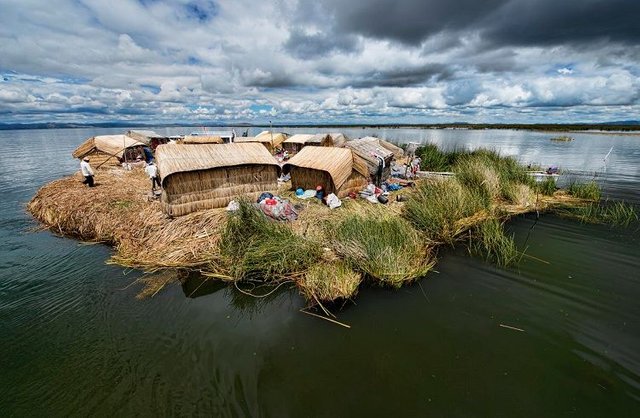 The-Floating-Islands-of-Lake-Titicaca-Peru.jpg