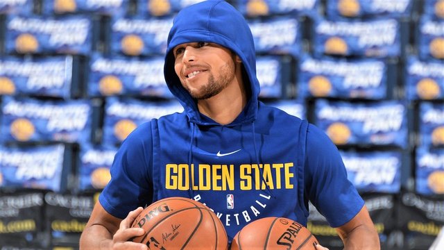 stephen-curry-hoodie-pregame.jpg