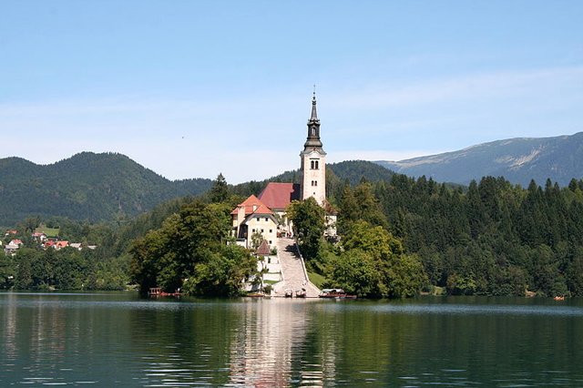 800px-Church_of_the_Assumption,_Lake_Bled_(1284177361).jpg