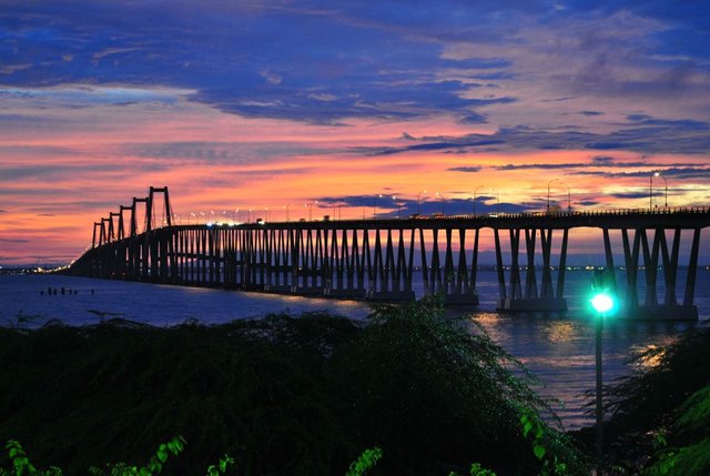 puente sobre el lago.JPG