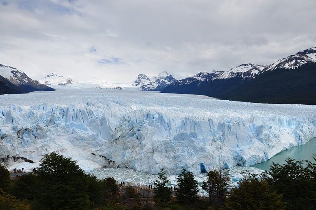 Perito Moreno advancing glacier.jpg