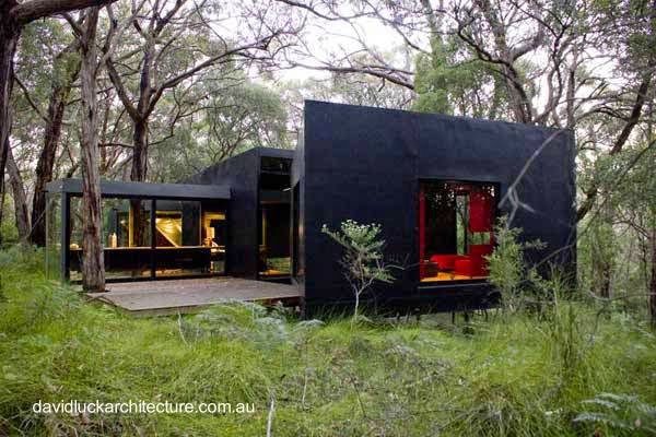 Casa cabaña geométrica pintada de negro en el campo en Victoria Australia.jpg