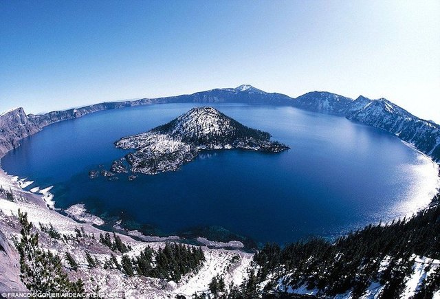 Crater_Lake_Mount_Mazama_Oregon_USA.jpg