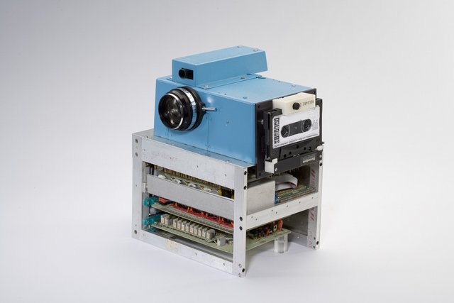 fotocamera digitale 1975.jpg