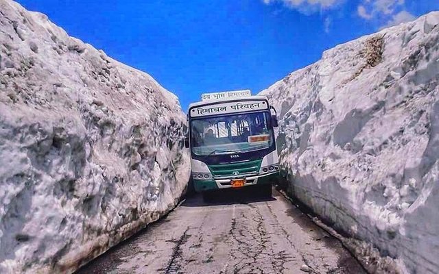 manali-to-leh-bus.jpg