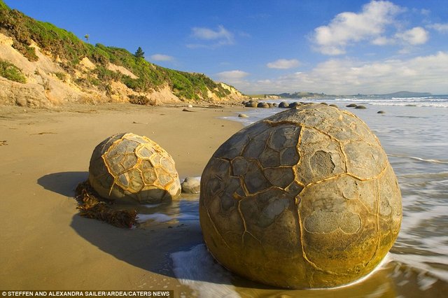 The Moeraki Boulders (New Zealand).jpg