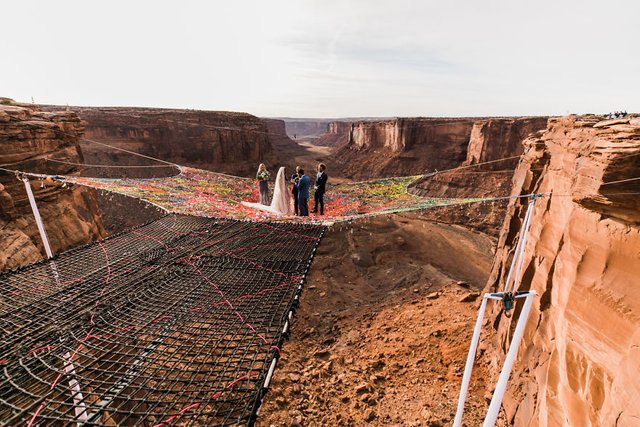 Marriage-done-at-120-meters-high-will-take-your-breath-away-5a65abc379689__880.jpg