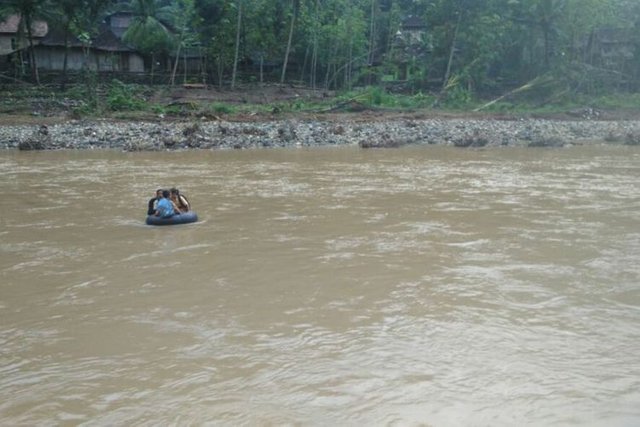 anak-anak nyebrang sungai.jpg