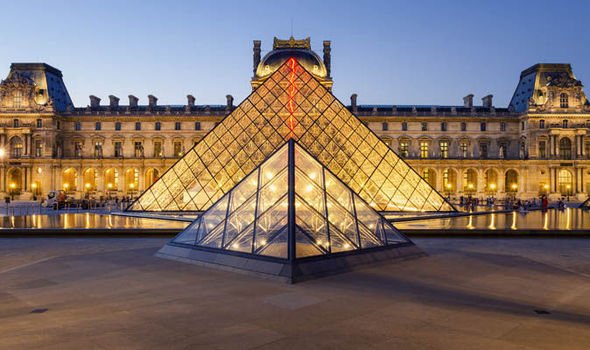 Louvre-illuminated-648033.jpg