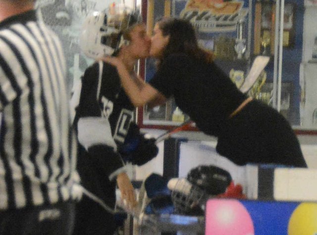 rs_1024x759-171116111750-1024-Justin-Bieber-Selena-Gomez-Kiss-Hockey.jpg