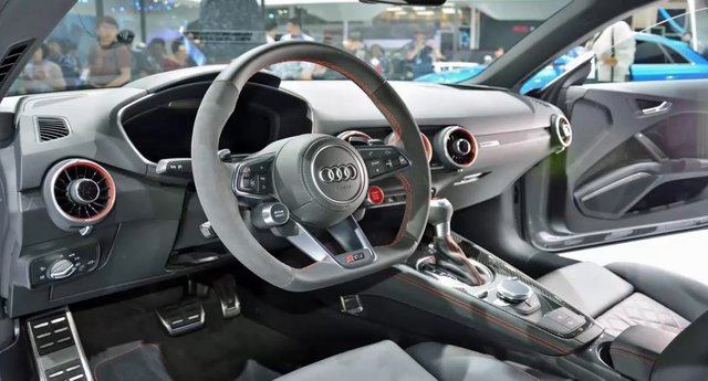 newcarreport-2017 AUDI TT RS Interior.jpg