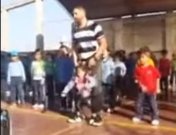 Profesor cumple el sueño de una niña paralitica en la escuela.jpg