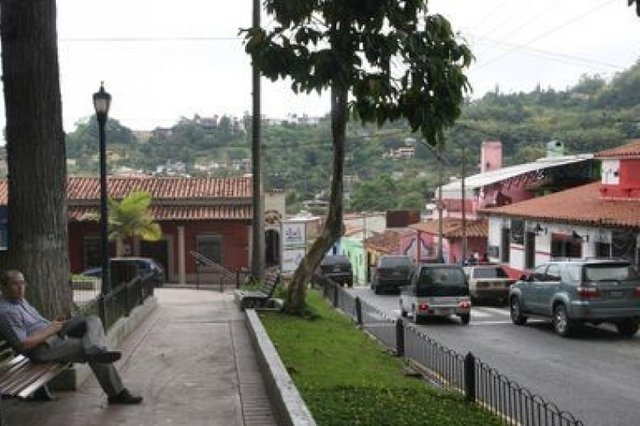 plaza-bolivar-hatillo-foto-archivo_nacima20150212_0043_6.jpg