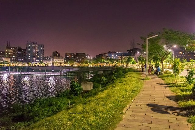 Beauty_of_hatirjheel_at_evening.jpg