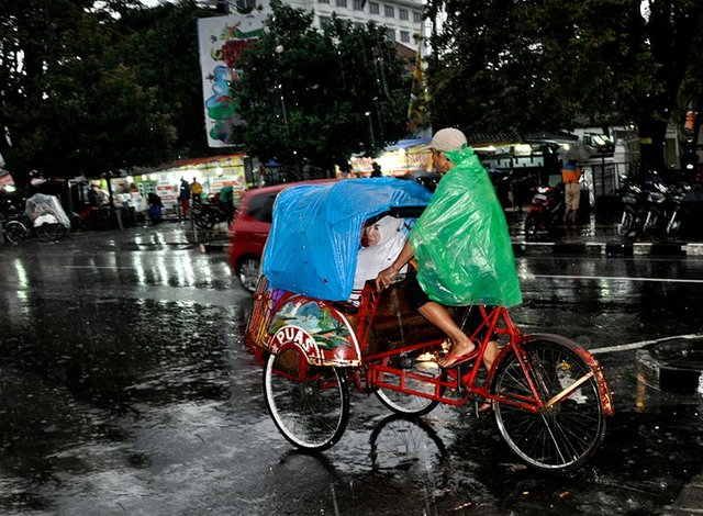 Becak in the rain.jpg