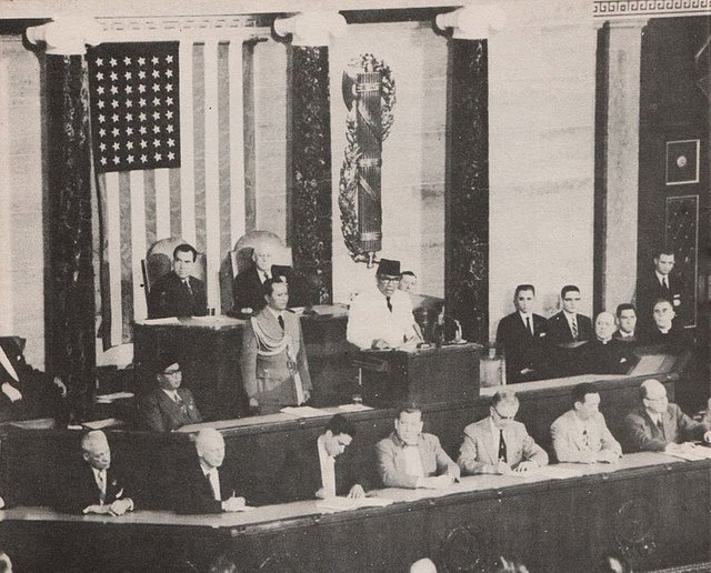 Sukarno_speaking_to_US_Congress,_Presiden_Soekarno_di_Amerika_Serikat,_p10.jpg