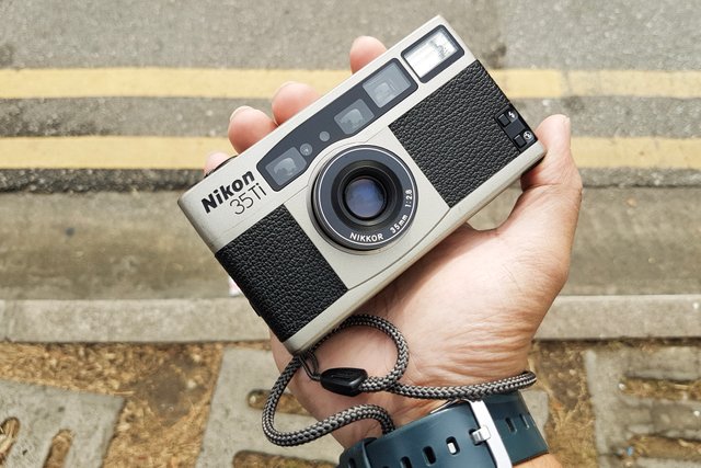 CAMERA REVIEW: NIKON 35TI IN THE HANDS OF A STREET PHOTOGRAPHER