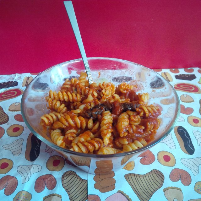 salsa con pasta sin mezclar