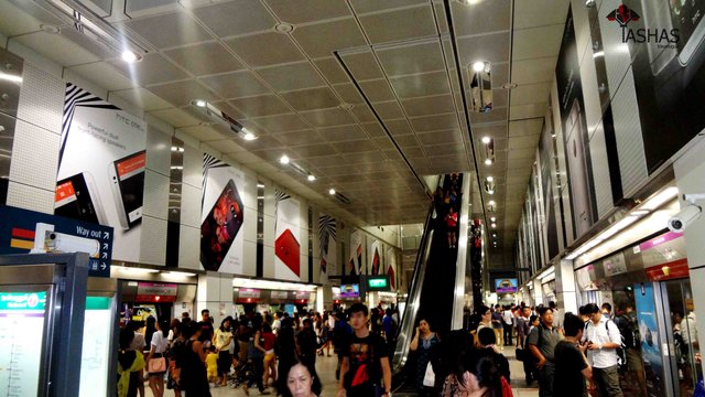 Singapore Metro Crowd.jpg