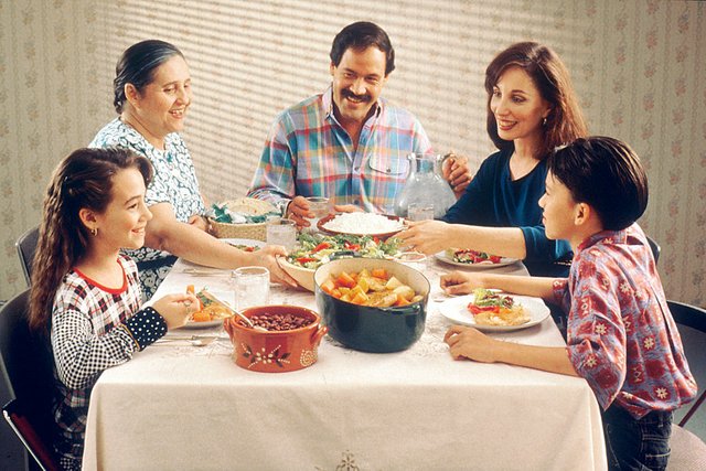 1024px-Family_eating_meal.jpg